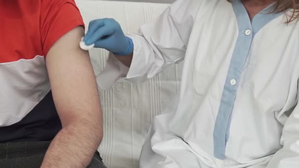 Läkarens Händer Nära Håll Läkaren Ger Injektion Till Personen Säsongsvaccination — Stockvideo