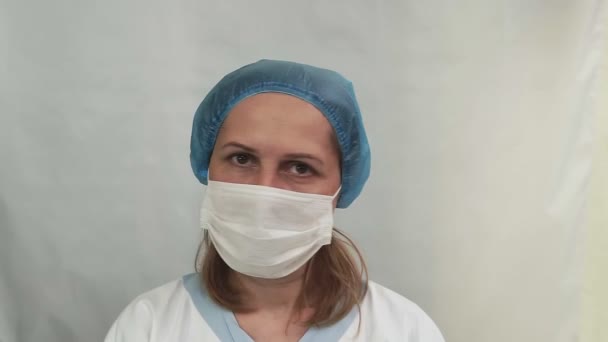 Medische Labmedewerker Met Een Beschermend Steriel Gezichtsmasker Met Stopteken Het — Stockvideo