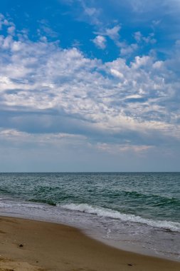 Gökyüzü ve deniz geniş ufku ile rahatlatıcı deniz manzarası