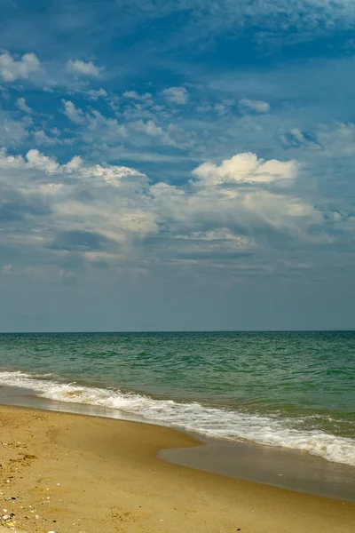 Вид Море Тропического Пляжа Солнечным Небом — стоковое фото