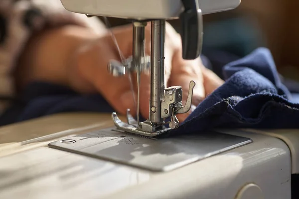 Tailoring Process - Dámské ruce za šití — Stock fotografie