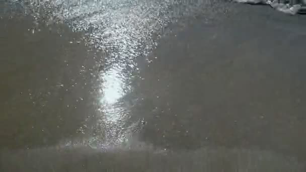 Praia Oceano Espumoso Ondas Mar Lavar Areia Ondas Bater Praia — Vídeo de Stock