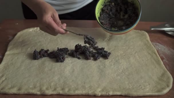 Μια Γυναίκα Βάζει Φρέσκα Κομμάτια Από Ζαχαρωτά Μαρμελάδα — Αρχείο Βίντεο
