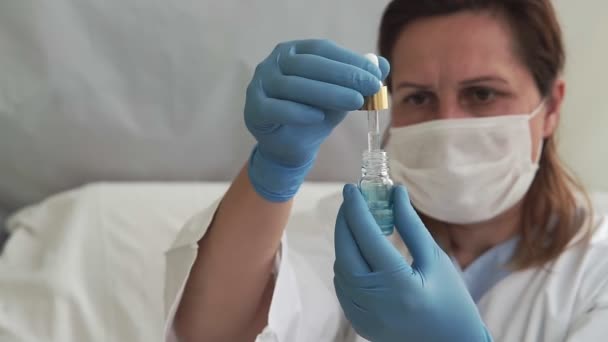 Para Peneliti Tangan Mencampur Larutan Dari Pipet Dalam Botol Laboratorium — Stok Video