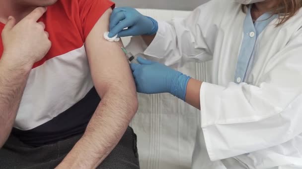 Mãos Médico Estão Perto Médico Administra Uma Injeção Pessoa Vacinação — Vídeo de Stock