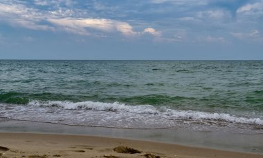 Gökyüzü ve deniz geniş ufku ile rahatlatıcı deniz manzarası