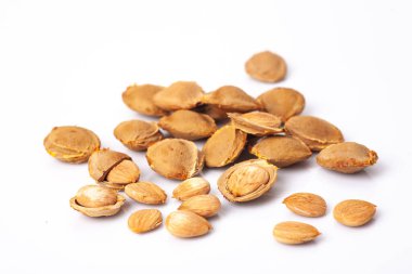 Kayısı çekirdeği beyaz arkaplanda izole edildi