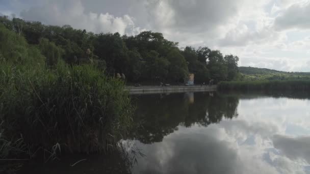 Reflet des nuages dans le miroir d'eau. Le lac central dans le jardin public, Kishinev, République de Moldova de .