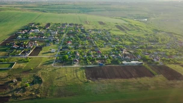 晴れた夏の日に 農村の農地で 小さな村 緑の野原や牧草地の航空写真 — ストック動画