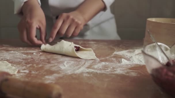 ケーキを作る過程 女性は生地の上に詰め物を置き ロールに折ります — ストック動画