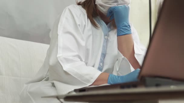 Ženský Doktor Maskou Pracuje Koronaviru Kanceláři Ikona Covid — Stock video
