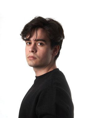 Beyaz arka planda genç bir adamın portresi.