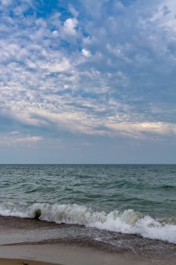 Gökyüzü ve deniz geniş ufku ile rahatlatıcı deniz manzarası