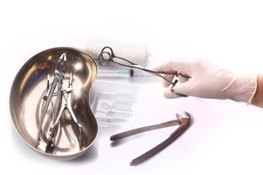 Kapalı el dişçisi hasta dişlerini tedavi etmek için bir araç seçiyor.