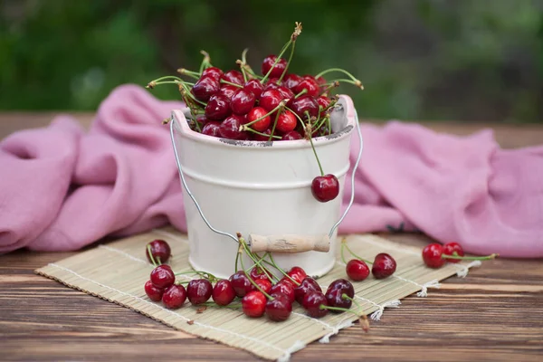 Cerezas Frescas Cuenco Sobre Mesa Madera — Foto de Stock