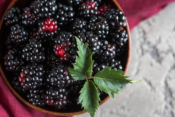 Söta Björnbär Och Blad Träskål Grå Sten Bakgrund Ovanifrån — Stockfoto