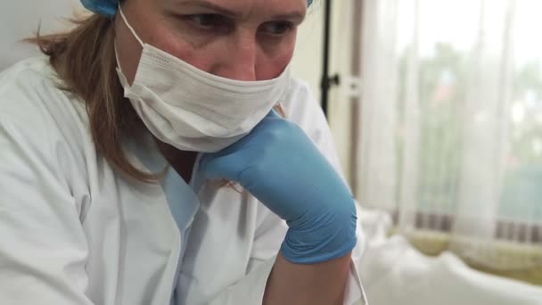 マスクをした女性医師がオフィスでコロナウイルスに取り組んでいます Covid 19のアイコン — ストック動画