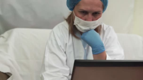 Medico Donna Con Maschera Lavora Sul Coronavirus Ufficio Icona Covid — Video Stock