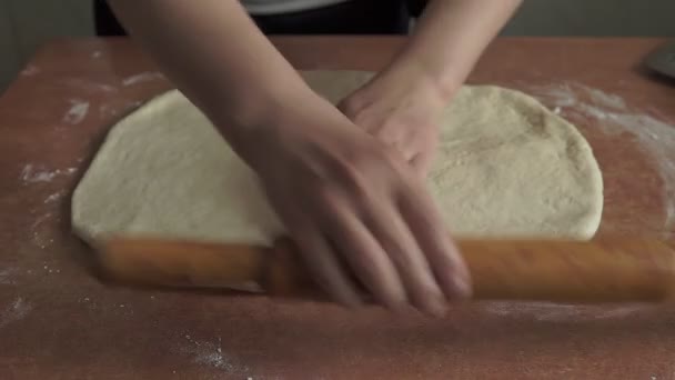 Las Manos Las Mujeres Enrollan Masa Sobre Mesa Cocina Manos — Vídeo de stock