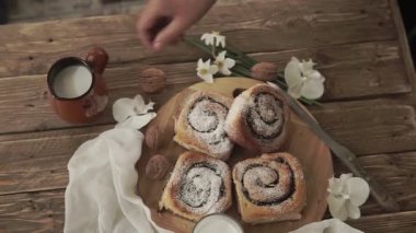 Sütü bir fincana dök. Ev yapımı pişirme.