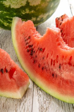 Taze olgun dilimlenmiş karpuz ahşap kırsal arka planda