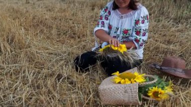 Ayçiçeklerinden çelenk ören kadınlar ve çayırlarda buğday ören kadınlar.