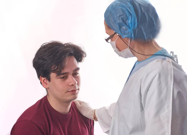 Female Doctor Talking Patient — Stock Photo, Image