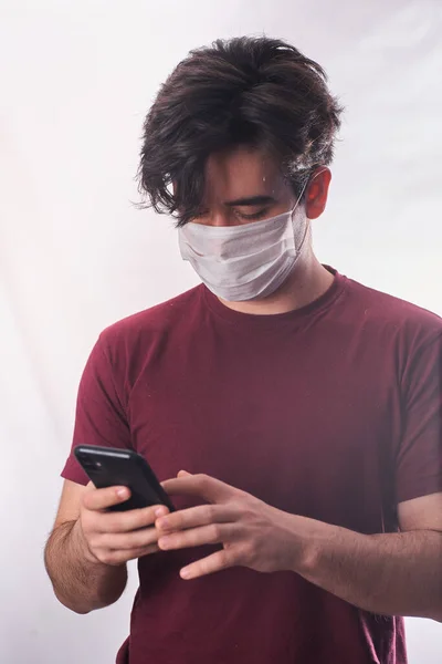 Jeune Homme Dans Masque Médical Utilise Téléphone Isolé Sur Fond — Photo