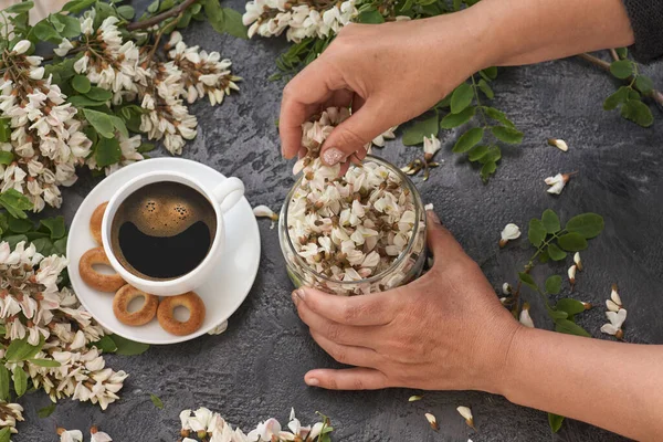 Layout Primavera Com Café Mesa Flores Acácia Branca Mãos Femininas — Fotografia de Stock