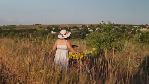 Shot Young Womanin Light Dress Hat Riding Bicycle Perdesaan Road — Stok Video