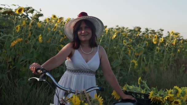 Una Mujer Con Sombrero Vestido Blanco Con Una Bicicleta Camina — Vídeos de Stock