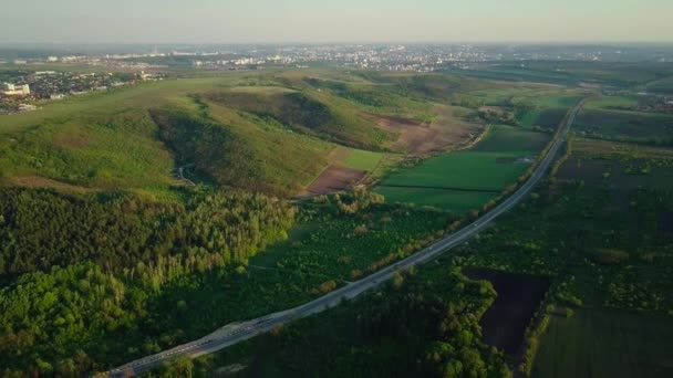 Let Dronem Přes Dálnici Mezi Zelenými Lesy — Stock video