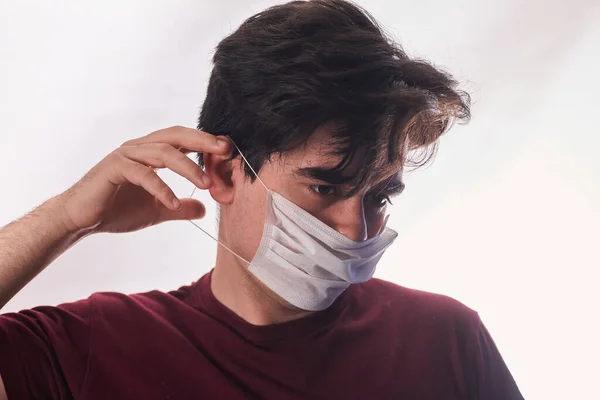 Νεαρός Βάζει Νέα Μάσκα Αναπνοής Για Στόμα Και Μύτη Καλύπτοντας — Φωτογραφία Αρχείου