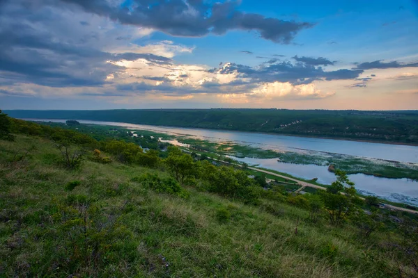 Rivier Groen Landschap Dramatische Wolken Met Blauwe Lucht — Stockfoto