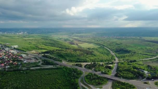 Lot Dronem Nad Wieczornym Ruchem Drogowym Autostrada Wiadukt Samochodami Ciężarówkami — Wideo stockowe