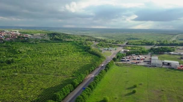 Akşam Trafiği Üzerinde Uçan Bir Insansız Hava Aracı Otoyol Kamyonlar — Stok video