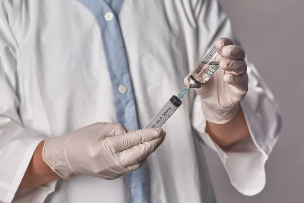 Läkaren Får Vaccinet Sprutan Glasflaska Teknikers Hand Flaska Med Ett — Stockfoto