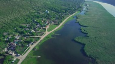 Nehrin üzerinden ve yazın küçük bir köyden uçmak. Moldova Cumhuriyeti. Molovata köyü. Nehir Dinamosu.