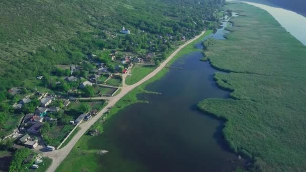 Flug Über Den Fluss Und Ein Kleines Dorf Sommer Republik — Stockvideo