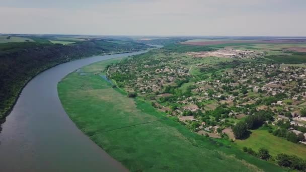 Flug Über Den Fluss Und Ein Kleines Dorf Sommer Republik — Stockvideo