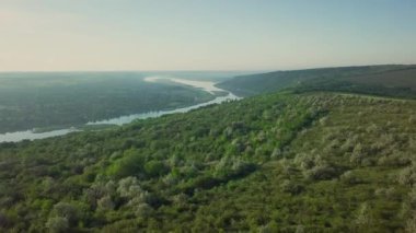 Dniester nehrinin üzerinde güneş doğarken insansız hava aracının uçuşu. Moldova Cumhuriyeti. Dinyester nehrinin üzerinde güzel bir gün doğumu..