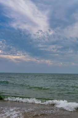 Gökyüzü ve deniz geniş ufku ile rahatlatıcı deniz manzarası