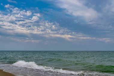 Gökyüzü ve deniz geniş ufku ile rahatlatıcı deniz manzarası