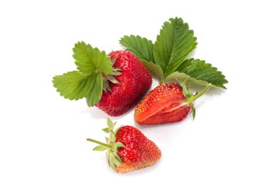 Yapraklı çilek. Beyaz bir arkaplanda izole edilmiş.