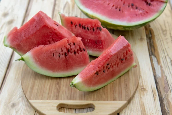 Taze olgun dilimlenmiş karpuz ahşap kırsal arka planda
