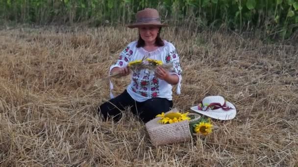 Women Braiding Wreath Sunflowers Wheat Meadow — Stock Video