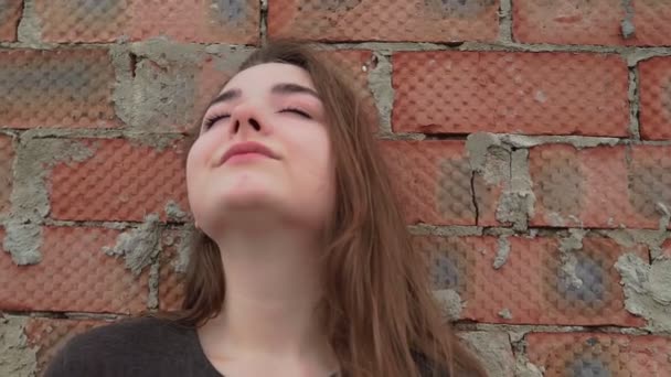 Close Portret Młodej Uśmiechniętej Kobiety Przed Murem Cegły — Wideo stockowe