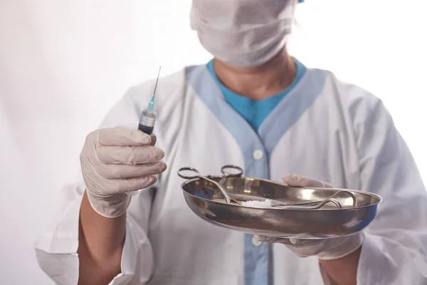 Den Kvinnliga Läkaren Förbereder Sprutan För Att Injicera Patienten Undersökningsrummet — Stockfoto