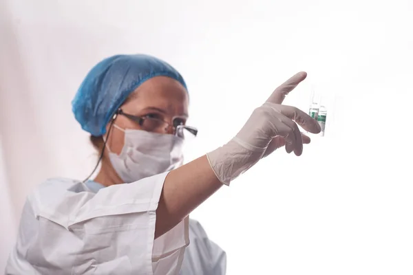 疫苗病毒 验尸官的概念 医生在模糊的蓝色背景下 手里拿着一个带有疫苗特写的安培尔 病毒防护 感冒和流感 — 图库照片