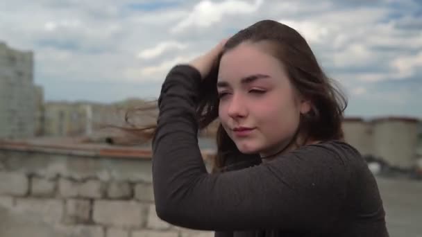 Портрет Девушки Фоне Голода Молодая Девушка Выпрямляет Вьющиеся Волосы — стоковое видео